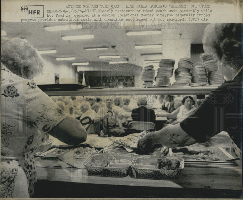 1974 Press Photo Miami Beach Fla. eldery  get a hot lunch - Historic Images