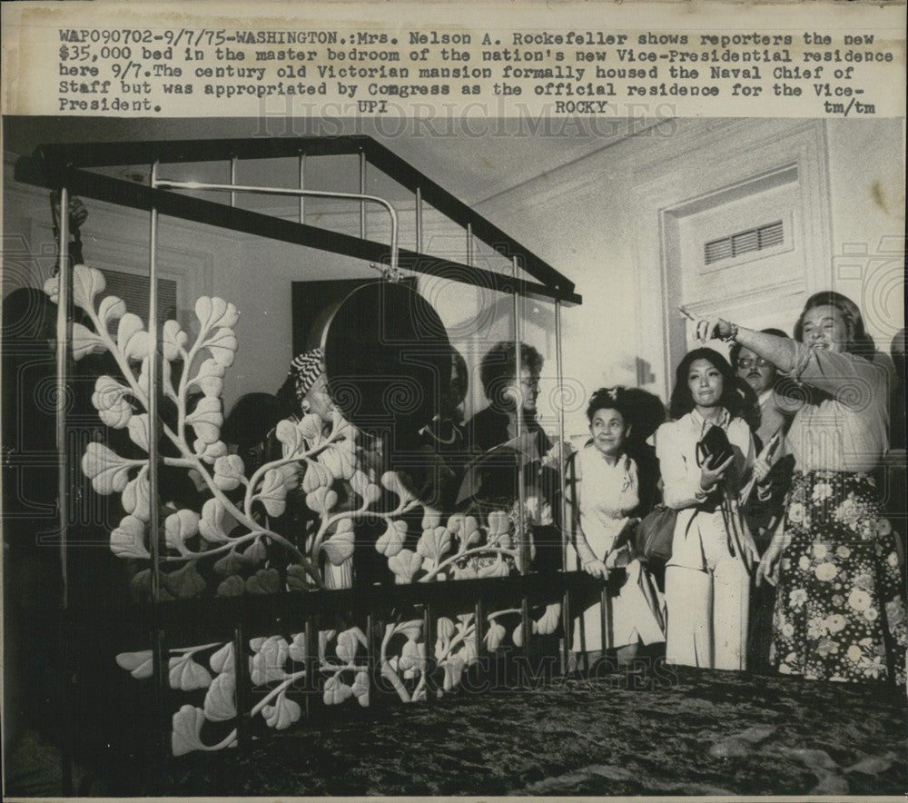 1975 Press Photo Mrs Nelson A. Rockefeller shows reporters 35,000 bed master bed - Historic Images