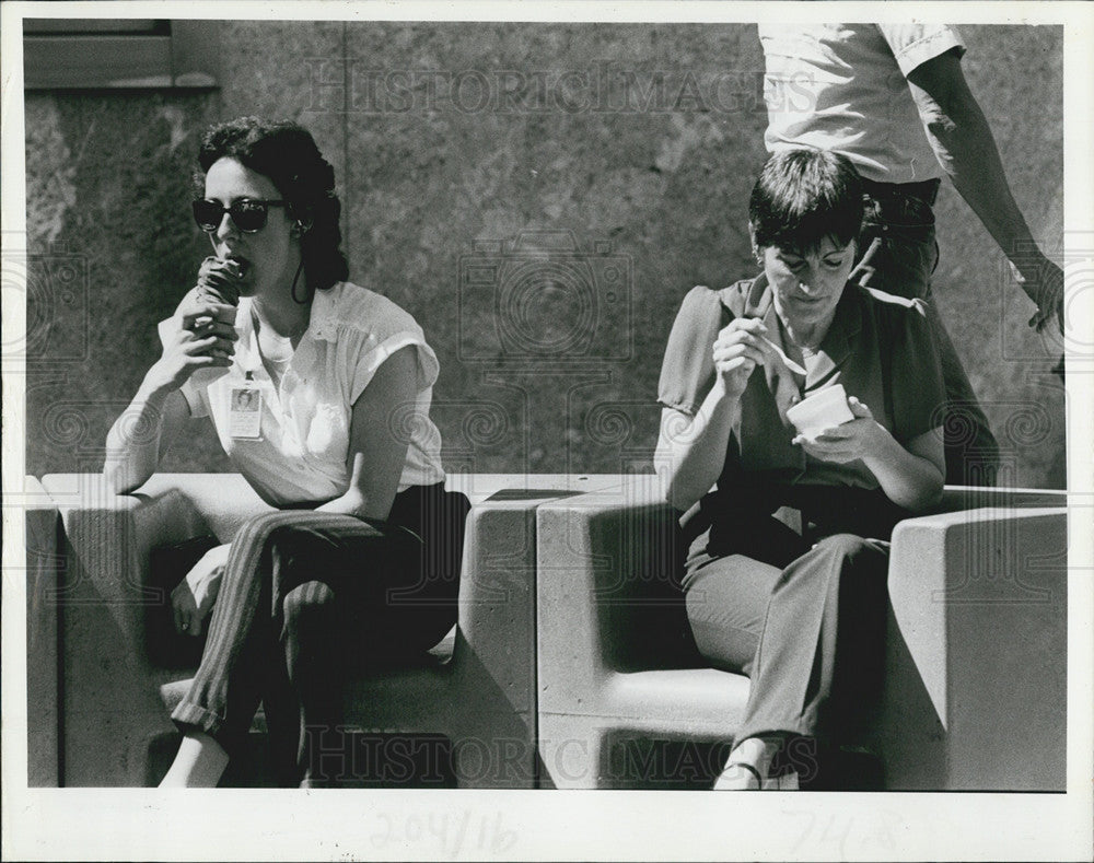 1985 Press Photo People in Tampa Florida enjoying some ice cream - Historic Images