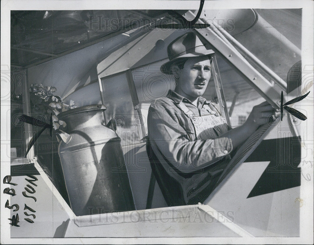 1946 Press Photo Dairyman Merle Anderson Delivering Milk Plane - Historic Images