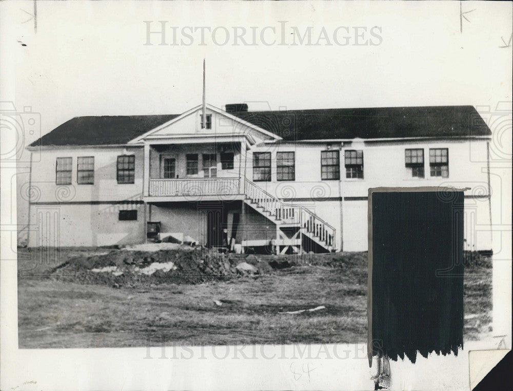 1935 Press Photo Hospital Point Barrow Alaska Doctor Henry Griest Army - Historic Images