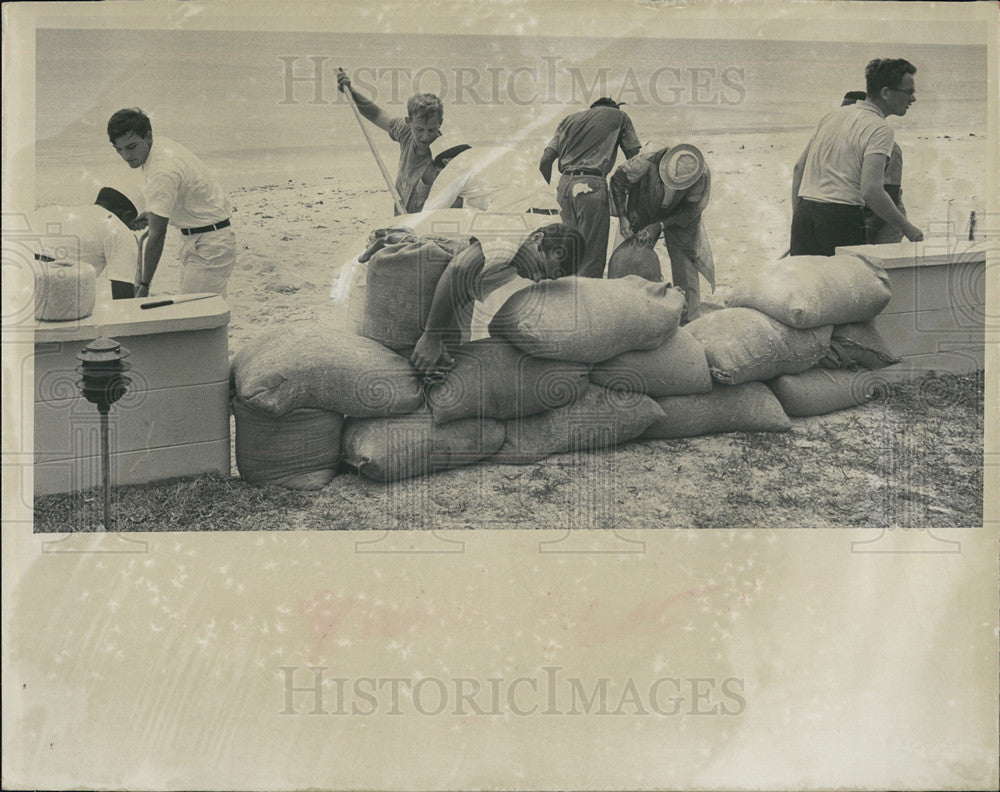 1966 Press Photo Pre-Hurricane Preparations St. Petersburg Beach Florida - Historic Images