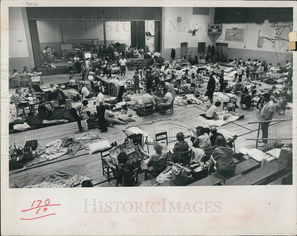 1967 Press Photo Floridians take shelter from hurricane Alma in a school - Historic Images