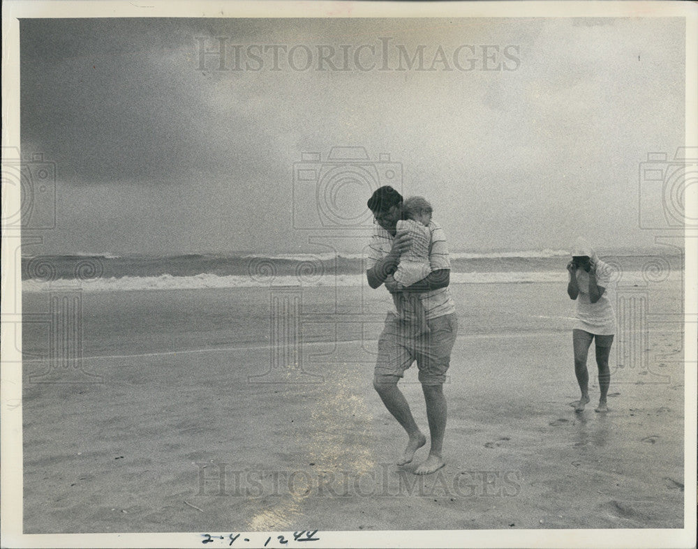 1975 Press Photo Hurricane Eloise Pinellas County Clearwater beach Jim and Gail - Historic Images