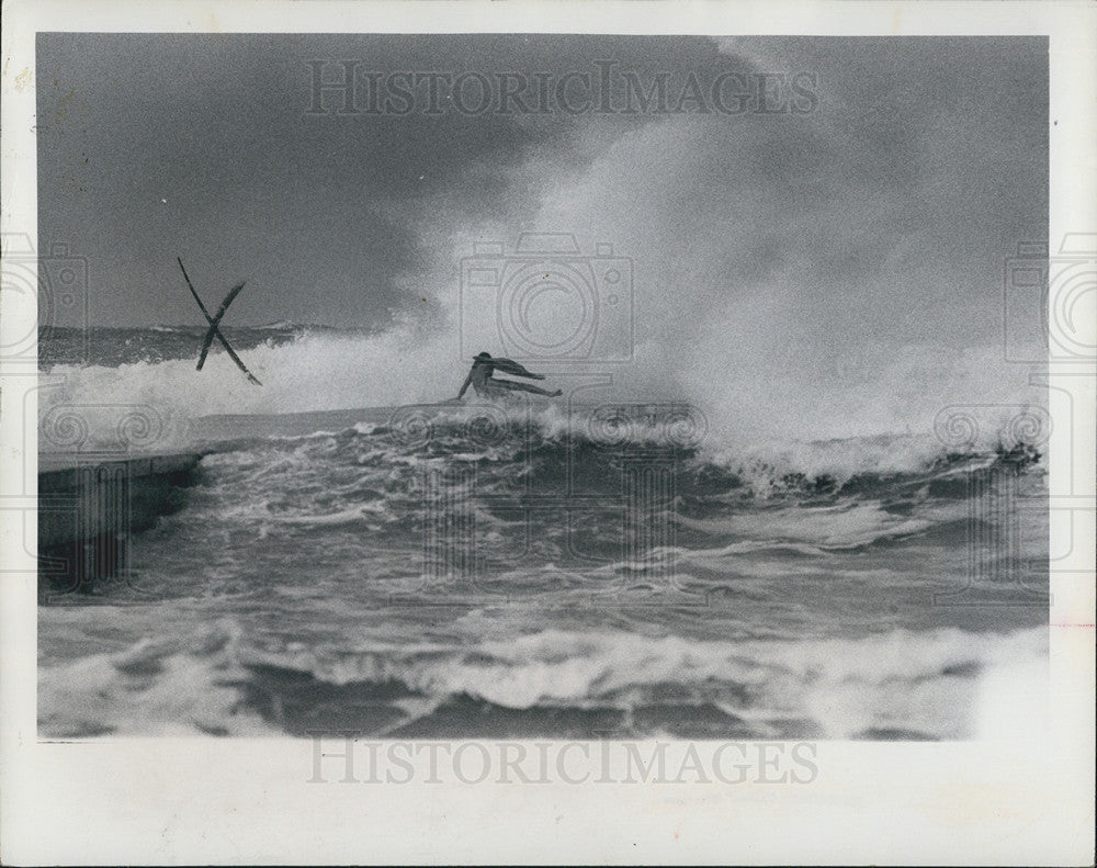 1975 Press Photo Hurricane Eloise storm waves and surfers - Historic Images