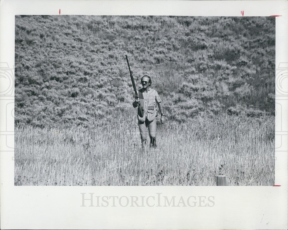 1976 Press Photo Man Carrying gun in wilderness hunting - Historic Images