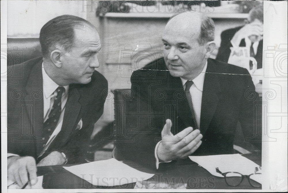 1961 Press Photo Secretary Of State Dean Rusk Talks To Chairman J.W. Fulbright - Historic Images