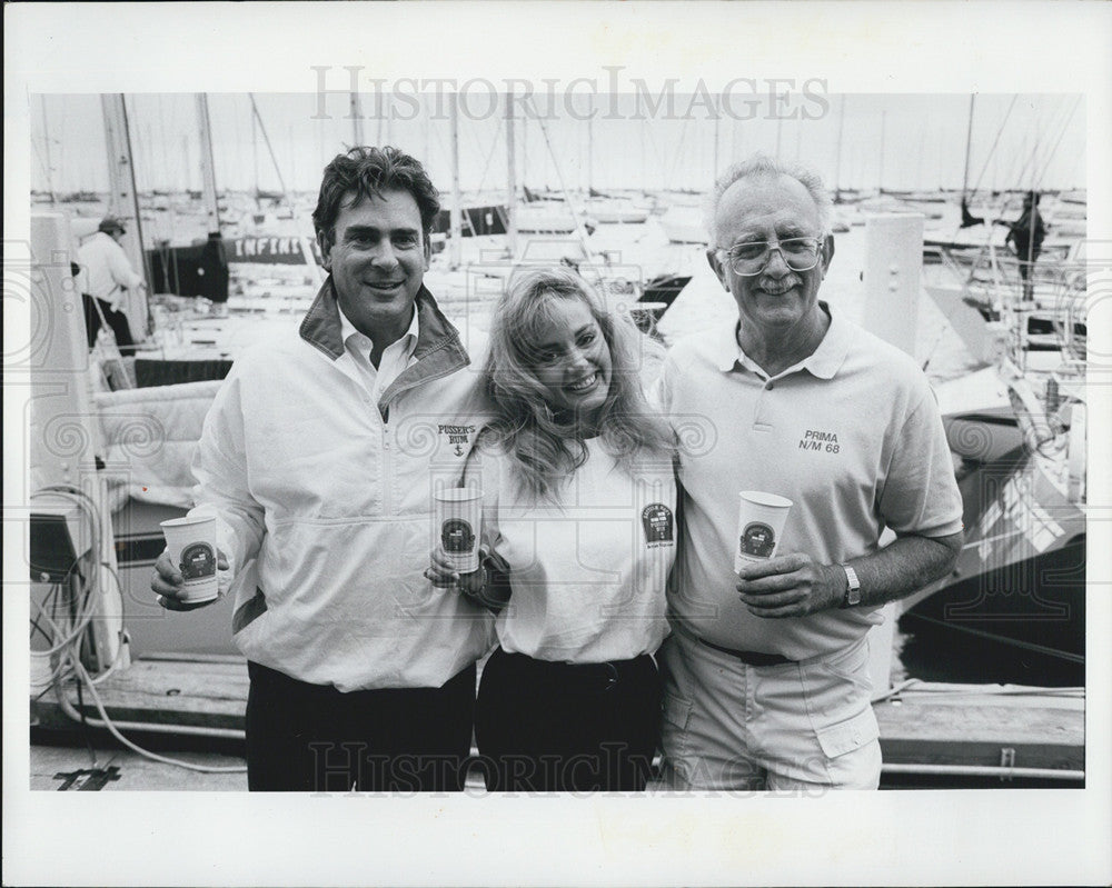 1992 Press Photo Playboy Playmate Suzi Simpson With Ed Moser And Dick Wharton - Historic Images