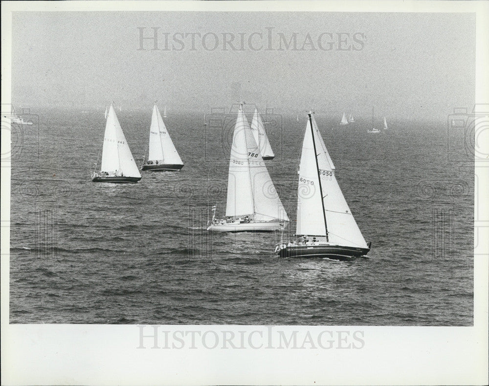 1982 Press Photo Yachts Sailing In Chicago To Mackinac Race Diamond Jubilee - Historic Images