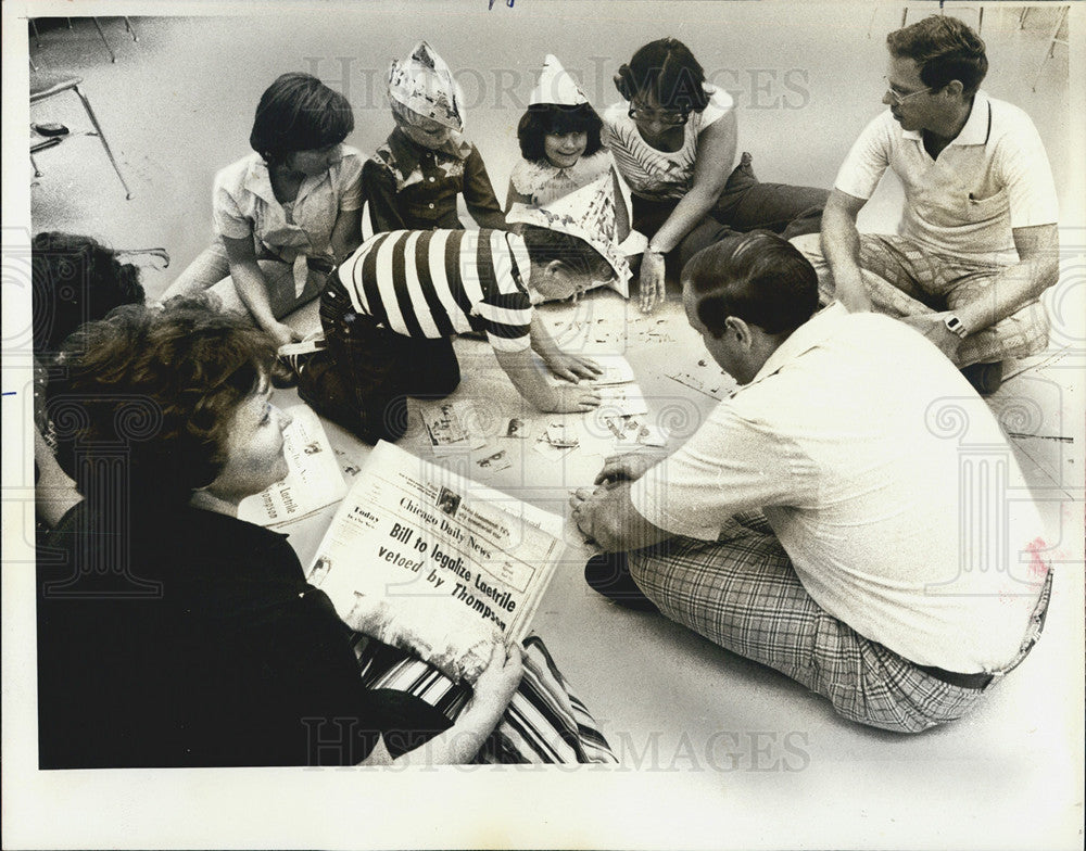 1977 Press Photo Children using newspaper as learning tool Hersey high School - Historic Images