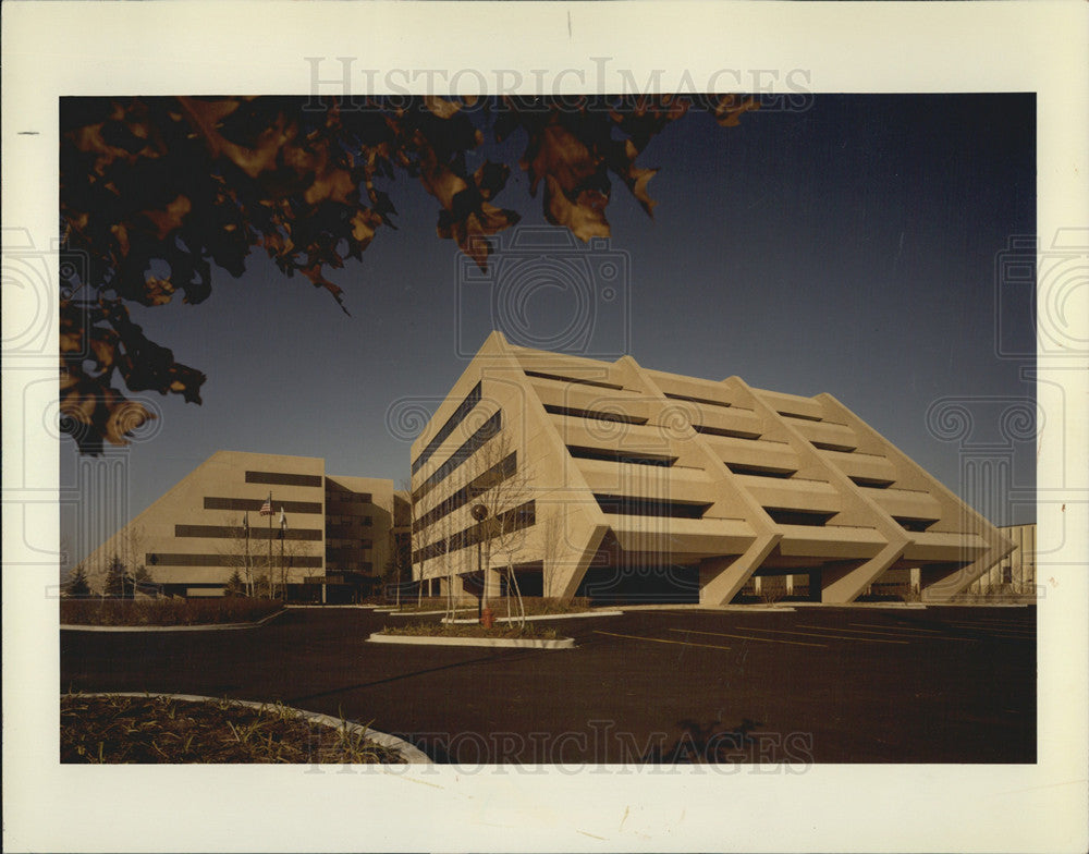 1985 Press Photo Lincoln Executive Plaza Chicago Tsolinas Arlington Heights - Historic Images