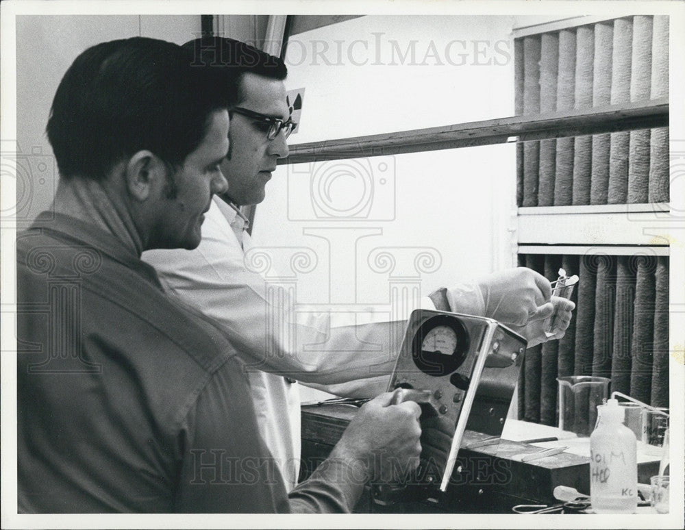 1970 Press Photo Michael Thomas And George Klochan Taking Radiation Samples - Historic Images