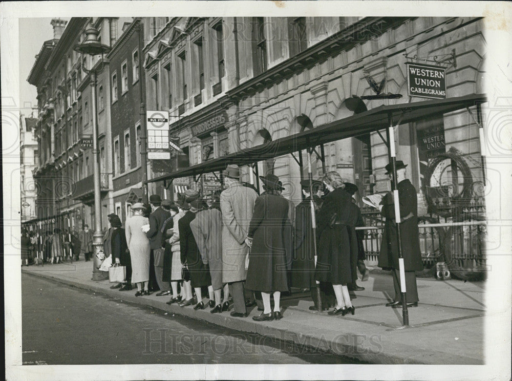 1942 Press Photo Londoners Waiting For Bus - Historic Images