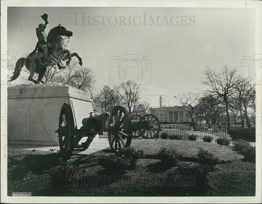 1977 Press Photo Stonewall Jackson Statue Washington DC White House - Historic Images