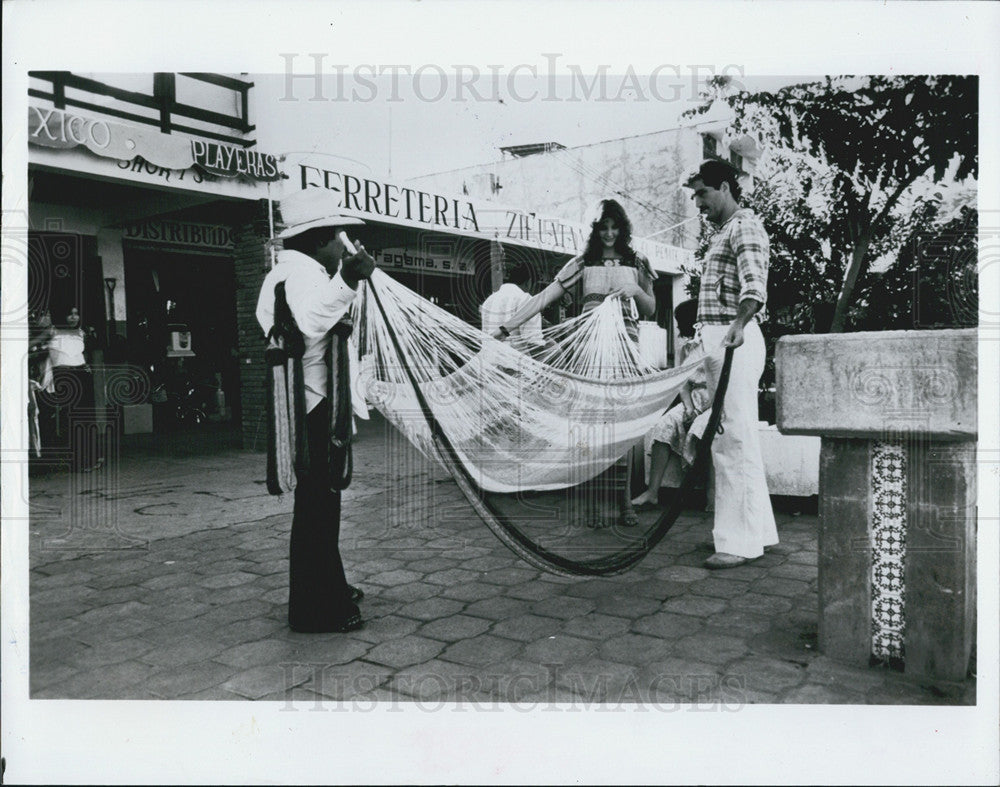1983 Press Photo Zihuatanejo, Wedding Hammock - Historic Images