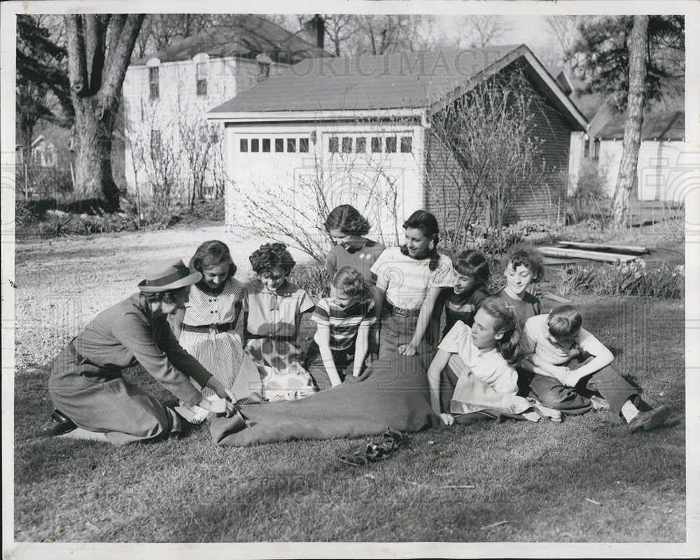 1953 Press Photo Girl Scouts making a bed roll - Historic Images