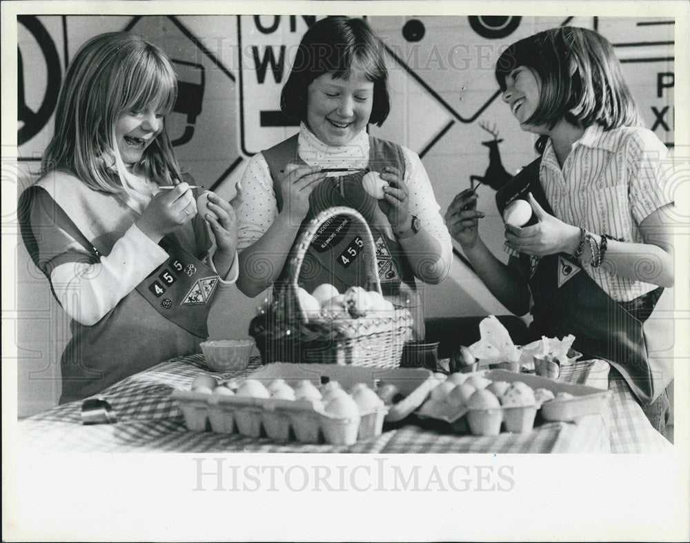 1987 Press Photo Brownie Troop 455 making Easter Eggs - Historic Images