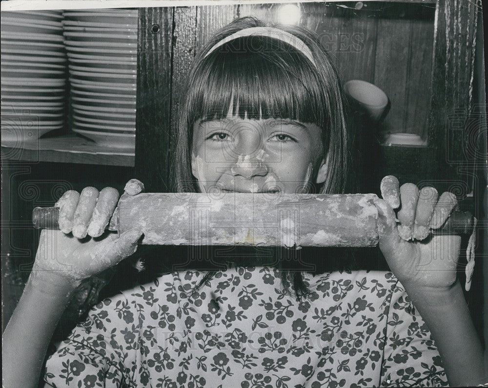 1968 Press Photo Girl Scout making cookies - Historic Images