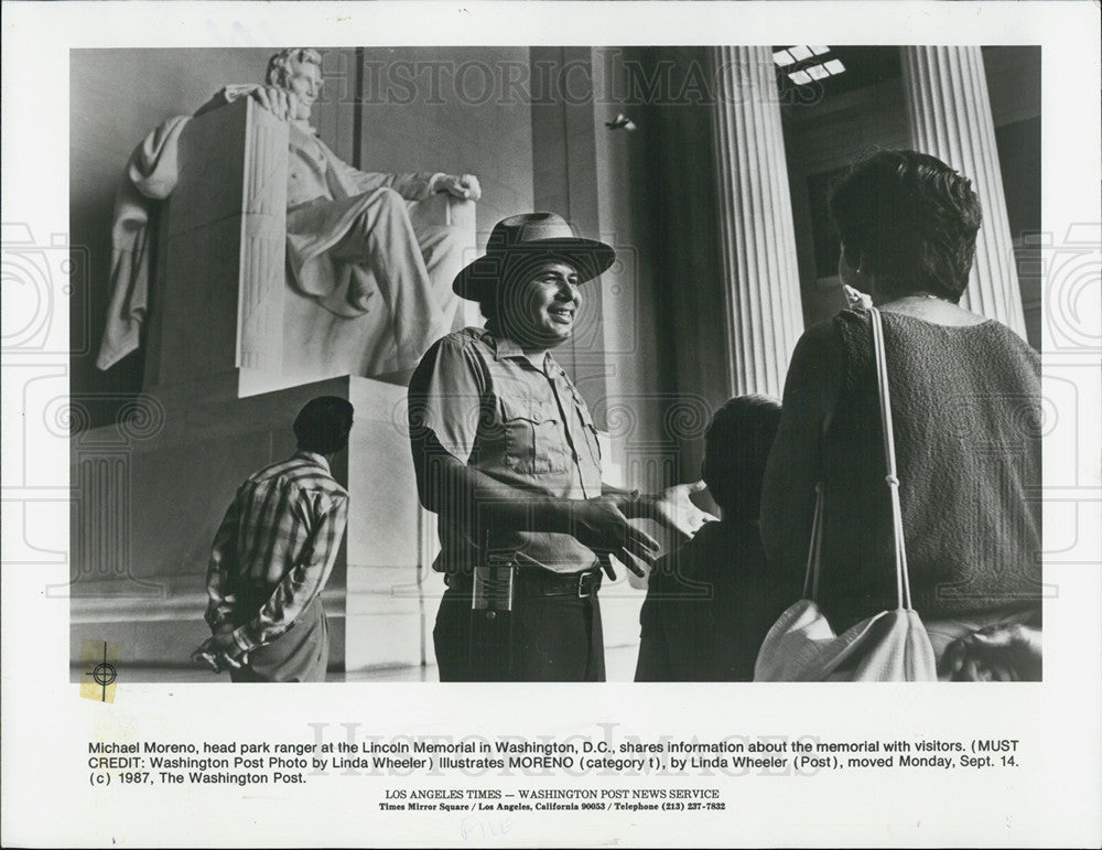 1987 Press Photo Michael Moreno Head Ranger at Lincoln Memorial Washington DC - Historic Images