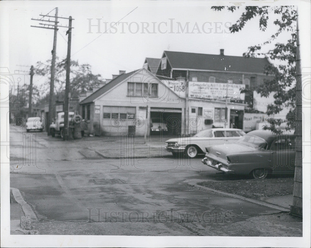 1960 Press Photo Garage that holds a bookie operation - Historic Images