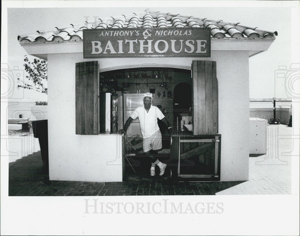 1989 Press Photo Manager Rick Serrano Stands At Anthony&#39;s &amp; Nicholas Baithouse - Historic Images