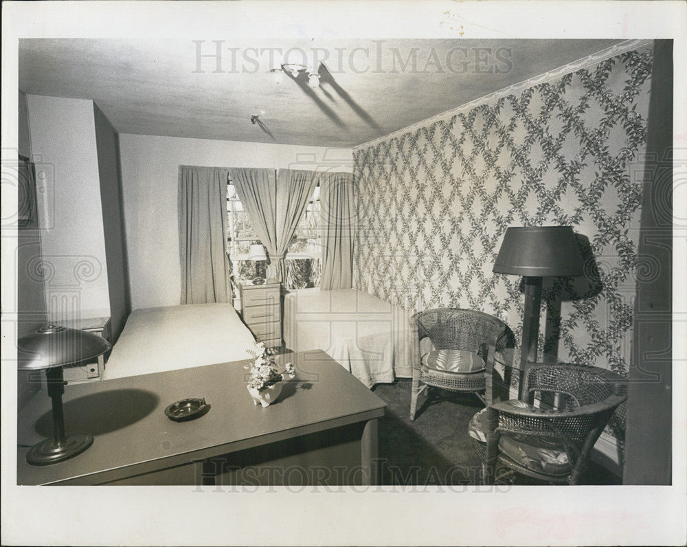 1965 Press Photo Bedroom in Huntington Hotel - Historic Images