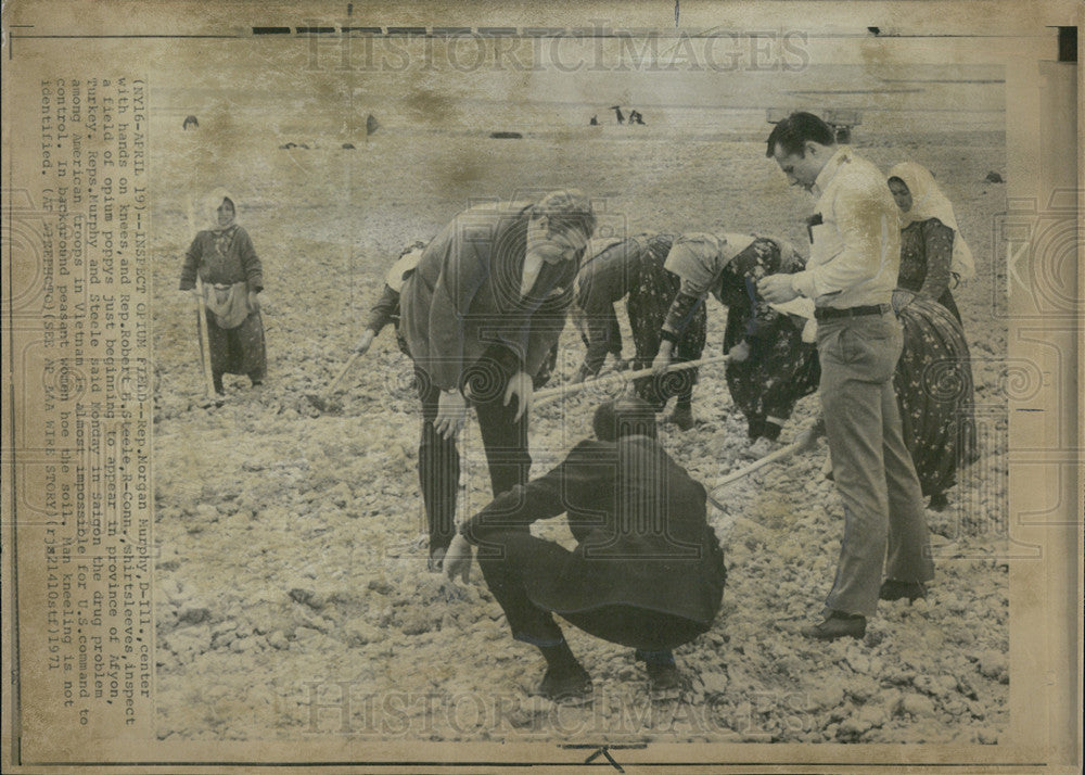 1971 Press Photo Rep Morgan Murphy, Robert Steele, Afyon, Turkey - Historic Images