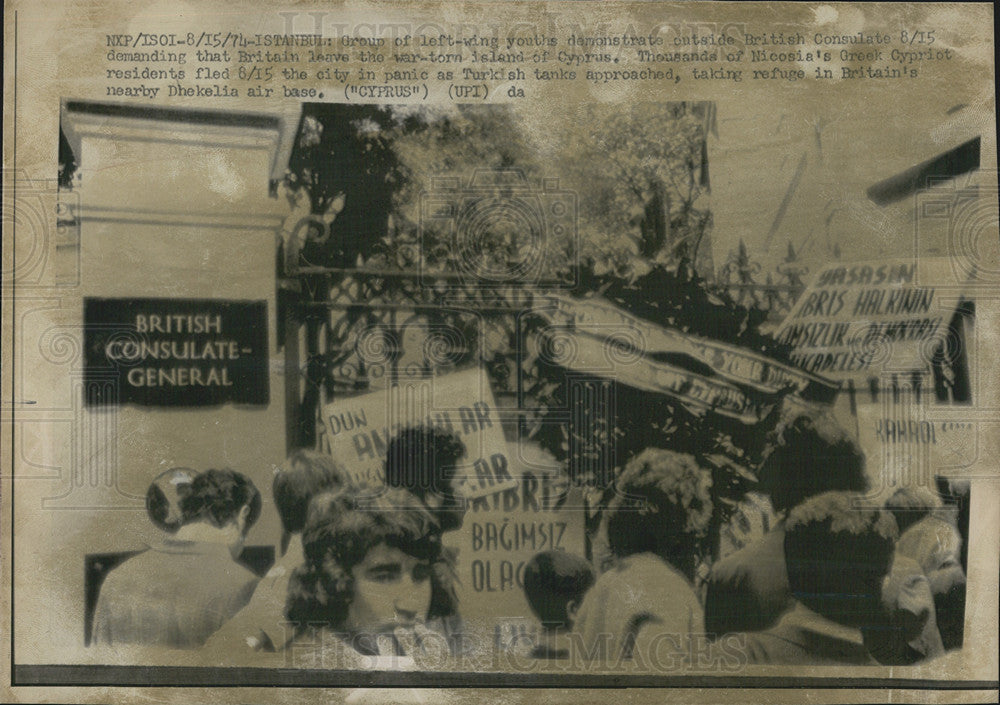 1974 Press Photo demonstrators, British Consulate, Istanbul - Historic Images