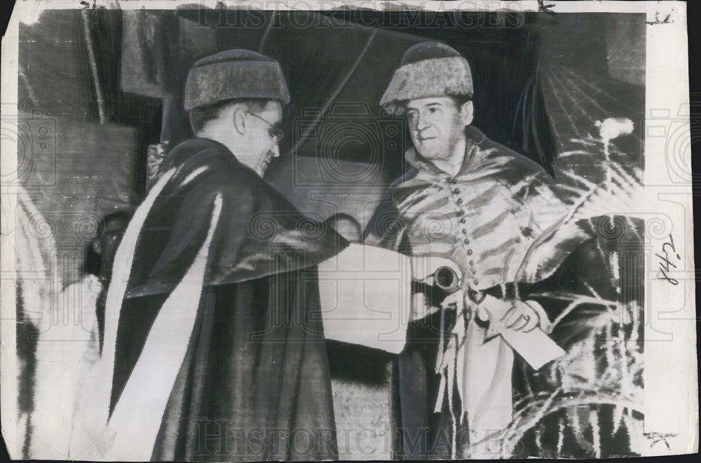 1945 Press Photo General Douglas MacArthur, Thomas Tascan, Santo Tomas - Historic Images