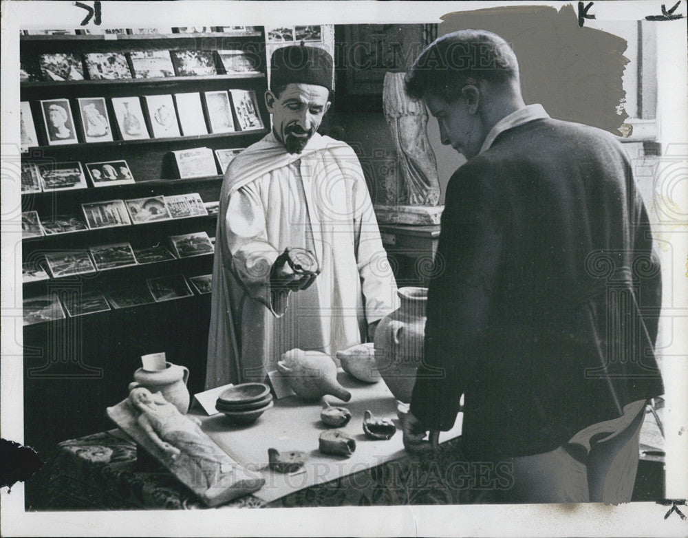 1949 Press Photo A tourist looks over a selection of old Carthage relics - Historic Images