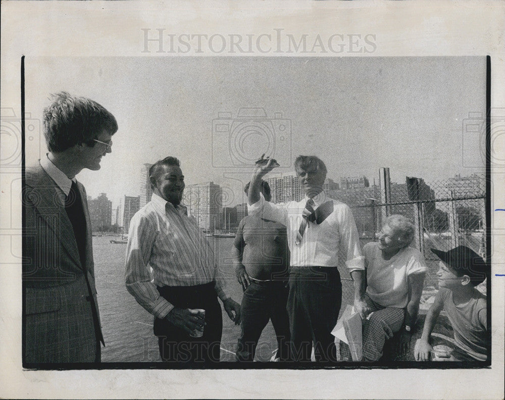 1975 Press Photo Governor Dan Walker throwing a wrench into Lake Michigan - Historic Images