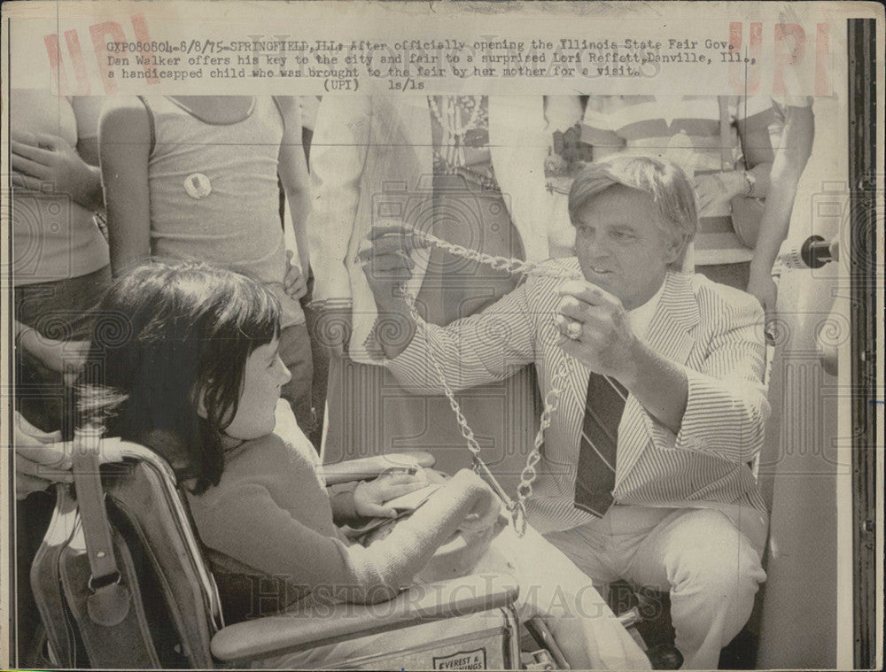 1975 Press Photo Gov. Dan Walker offers his key to the city to a handicapped - Historic Images