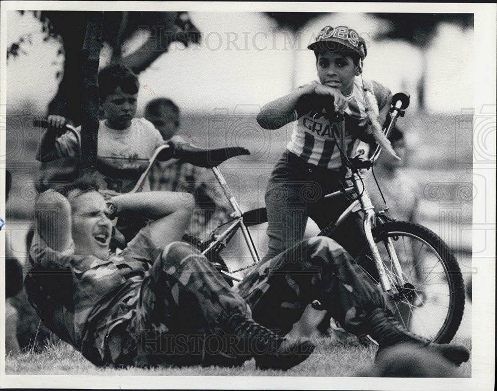 1985 Press Photo Sr. Staff Sgt. Brian Holy leading Marines in work-out - Historic Images