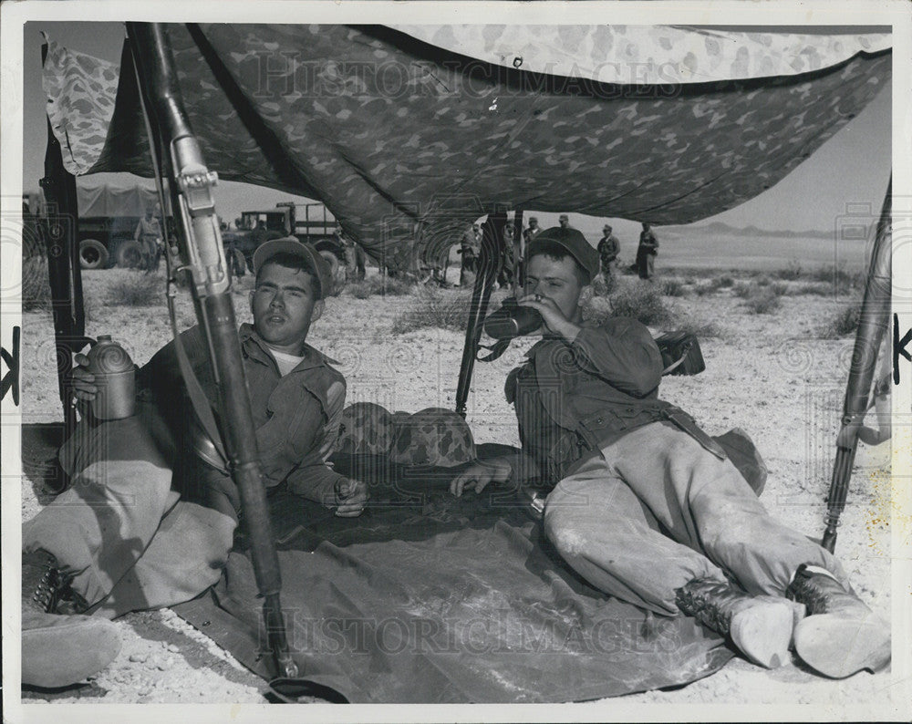 1960 Press Photo Pfc&#39;s Donald Mulligan &amp; Donald Brinker in desert training - Historic Images