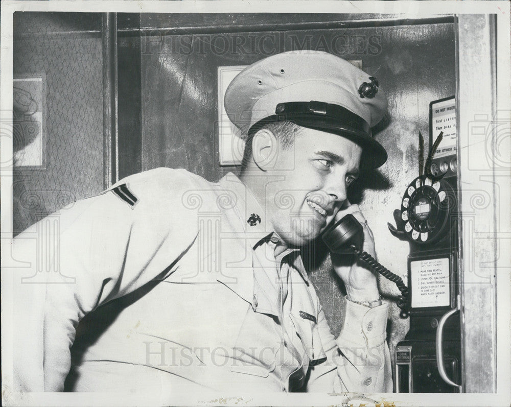 1960 Press Photo Cpl. Waltor B. Heidkamp talking to his wife - Historic Images