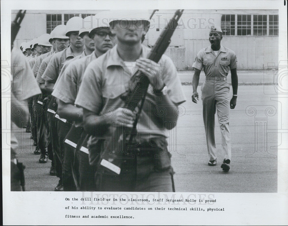 1973 Press Photo  Staff Sargent Rolle evaluates recruits - Historic Images