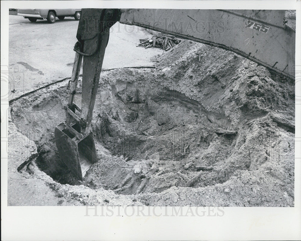 1973 Press Photo St pete&#39;s Fla street repair - Historic Images