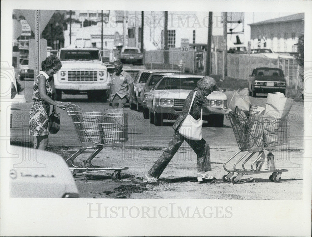 1973 Press Photo Street Paving Repair Mrs bernice O;Hara Nadyne boyd - Historic Images