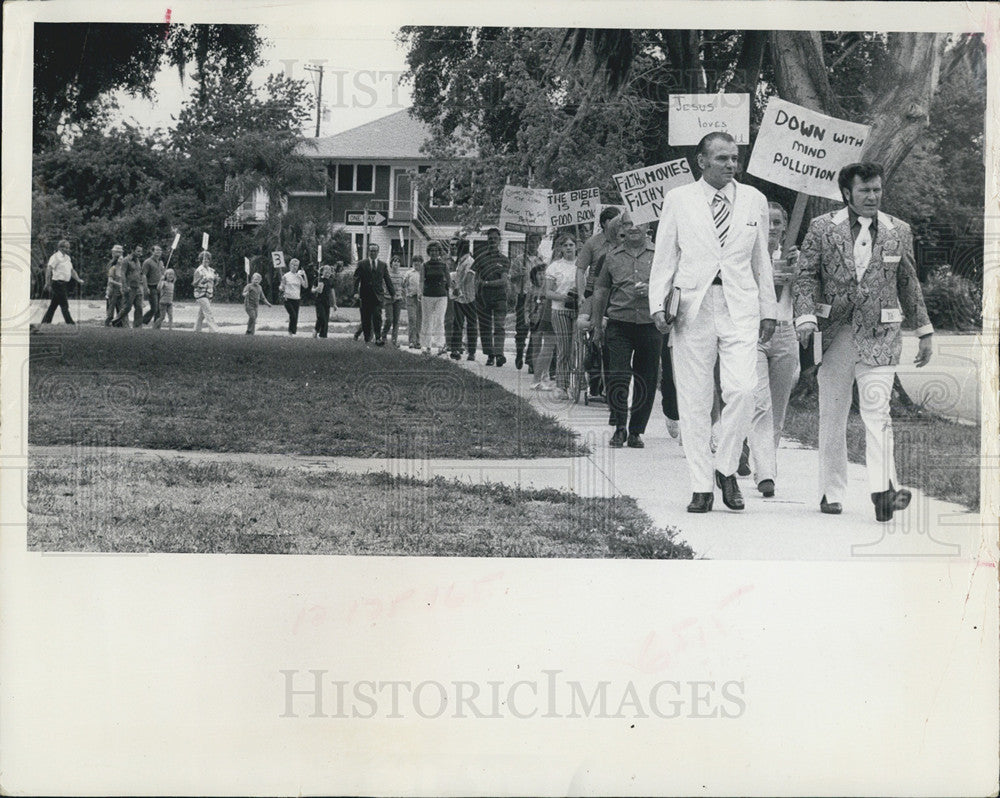 1972 Press Photo Anti Pornography March, John 3:16 - Historic Images