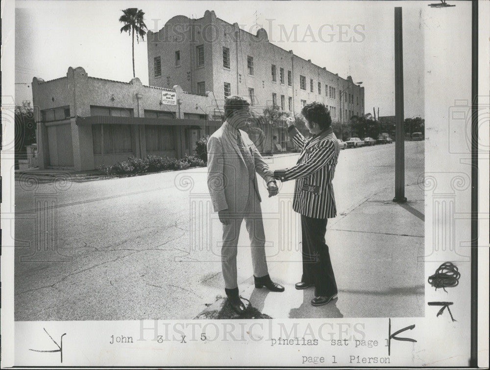 1973 Press Photo John 3:16 and associate James Gaston - Historic Images