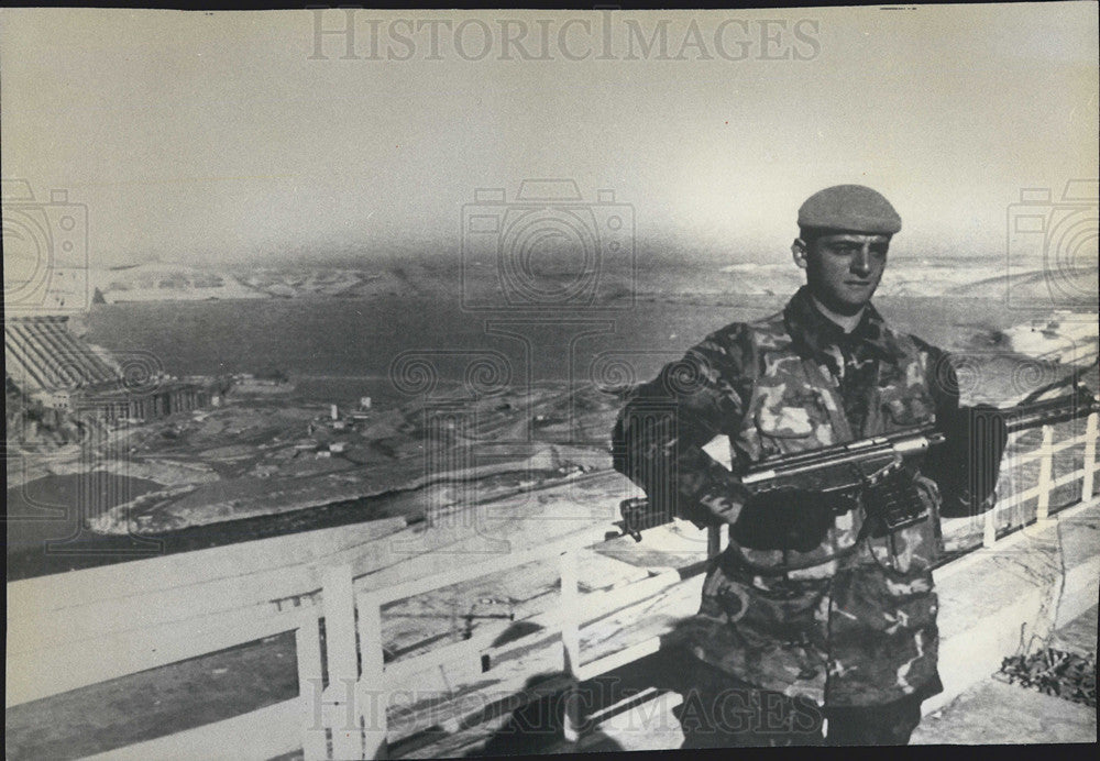 1990 Press Photo Soldier, Ataturk Dam, Turkey - Historic Images