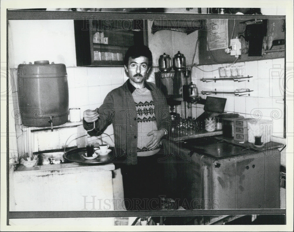 1985 Press Photo A Turkish man prepares tea in his kitchen - Historic Images