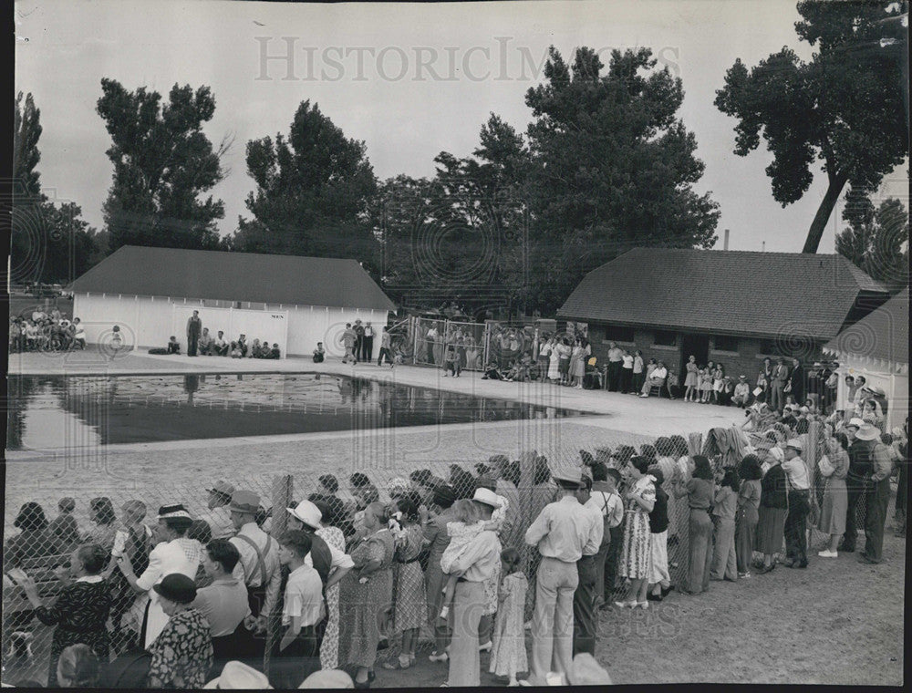 1940 Press Photo Globeville gathering of residents around new monument - Historic Images