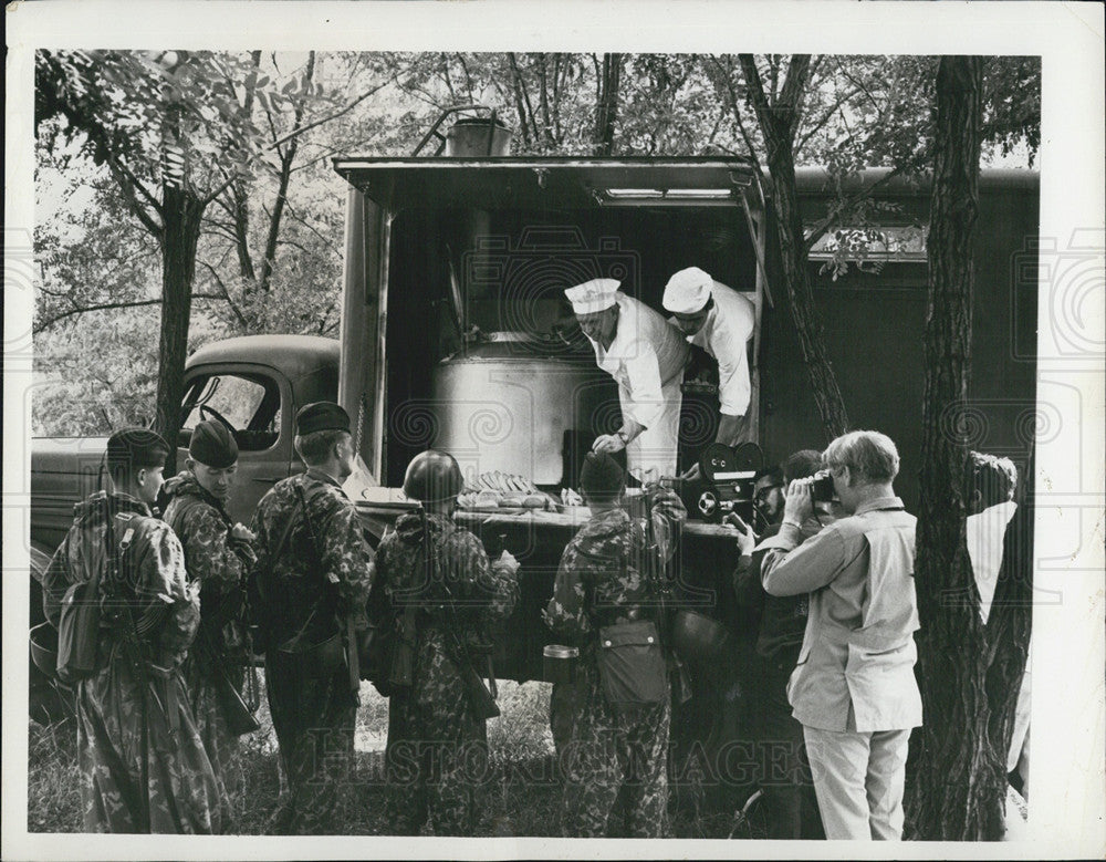 1969 Press Photo Soviet troops on manuvers fed at field kitchen - Historic Images