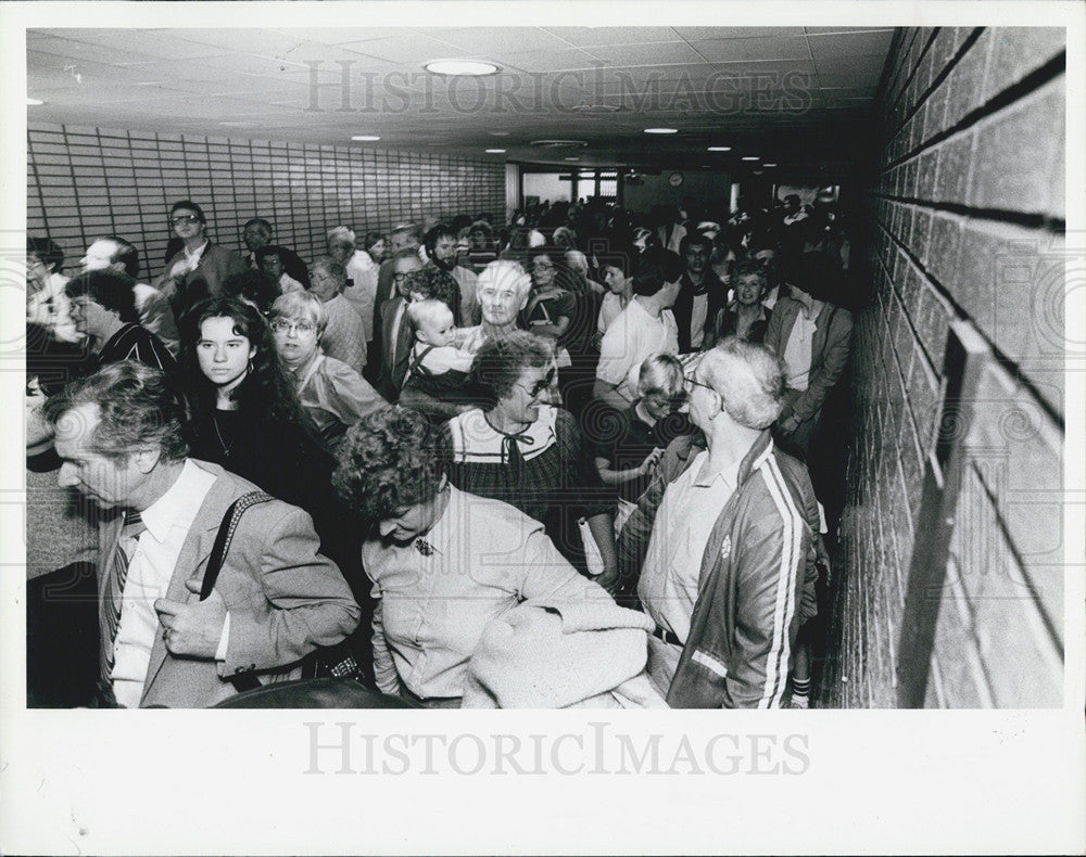 1983 Press Photo Travelers at Tampa International airport - Historic Images