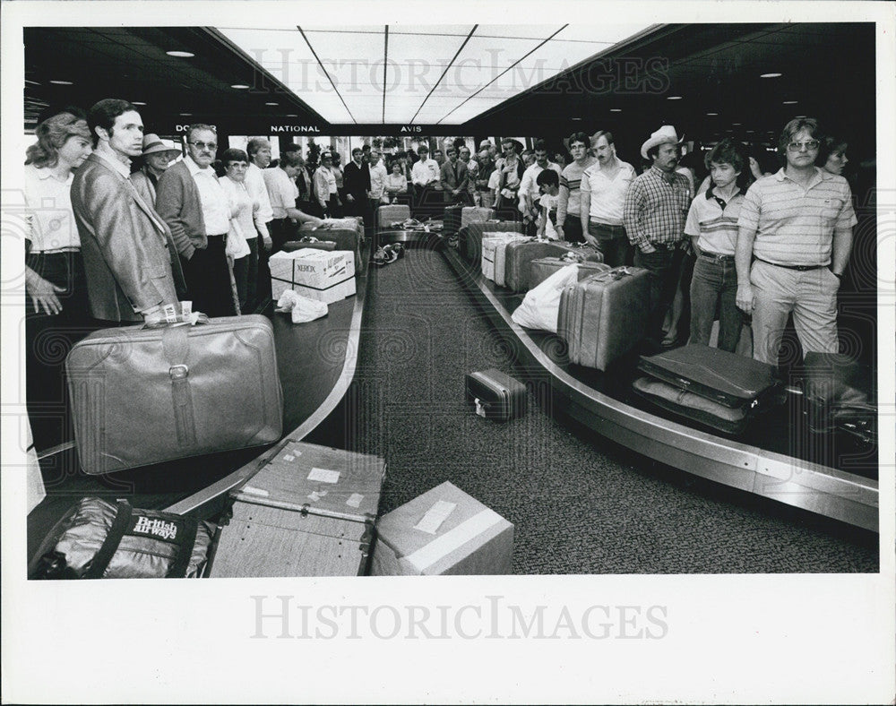 1983 Press Photo Travelers at Tampa International Airport - Historic Images