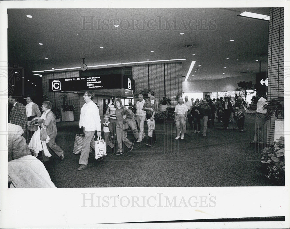 1983 Press Photo Travelers at Tampa International Airport - Historic Images