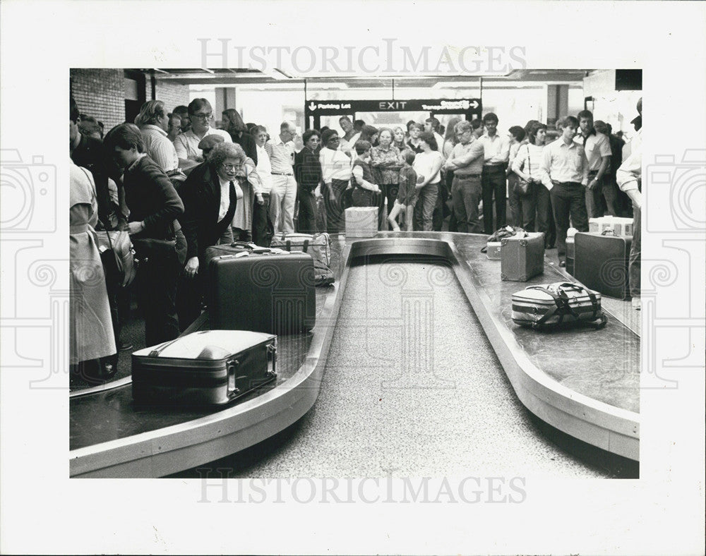 1984 Press Photo Arriving passengers in Tampa,Fla wait for luggage - Historic Images