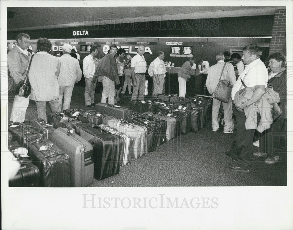 1991 Press Photo of long lines at Tampa Int&#39;l Airport after tighter security - Historic Images