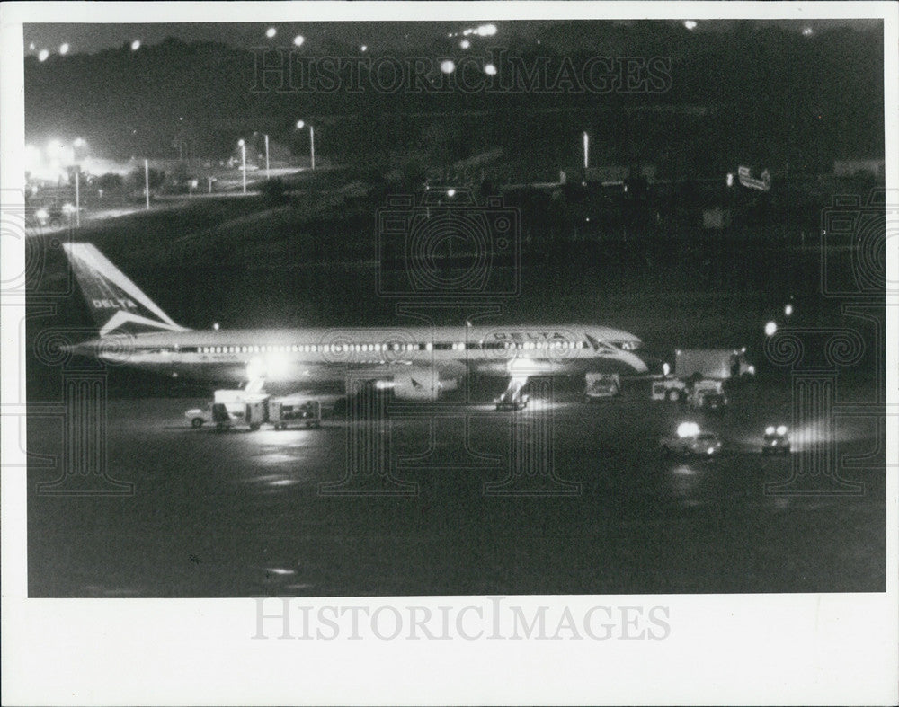 1991 Press Photo Emergency vehicles to Flight 699 Tampa Intl Airport investigate - Historic Images